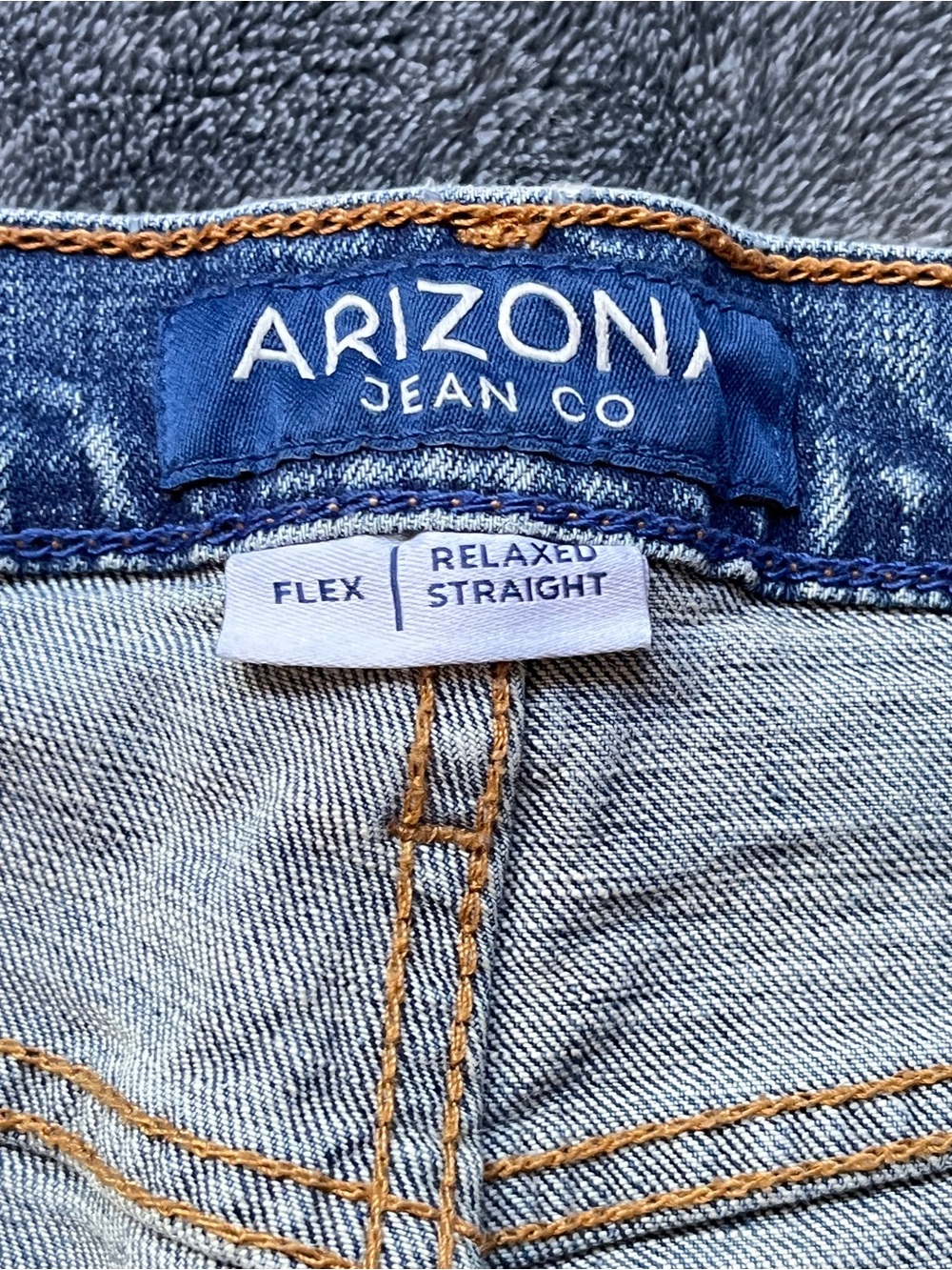 Arizona Jean Company Women's Straight Leg Jeans in Light Blue Wash - Picture 4 of 6